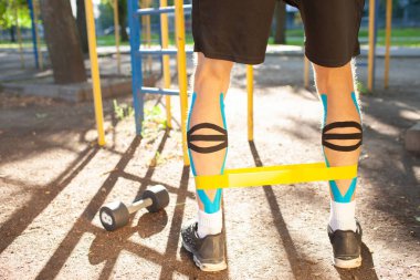 Açık havada direniş bandı kullanarak tanınmayan erkek atlet eğitimi.