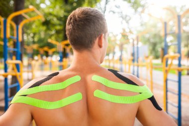 Spor sahasında poz veren elastik bantlı tanınmayan bir adam..