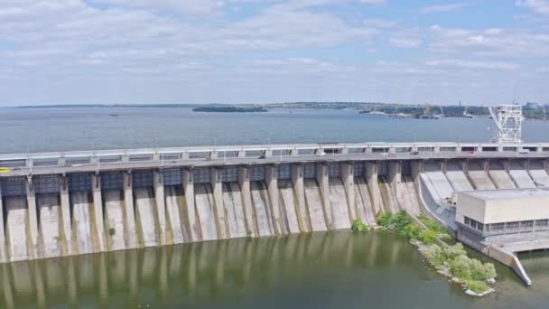 Schöne Natur in Flussnähe. Dnjepr-Wasserkraftwerk in Saporoschje — Stockvideo