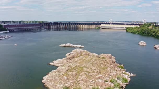 Bela natureza perto do rio. Central hidroeléctrica de Dnieper em Zaporozhye — Vídeo de Stock