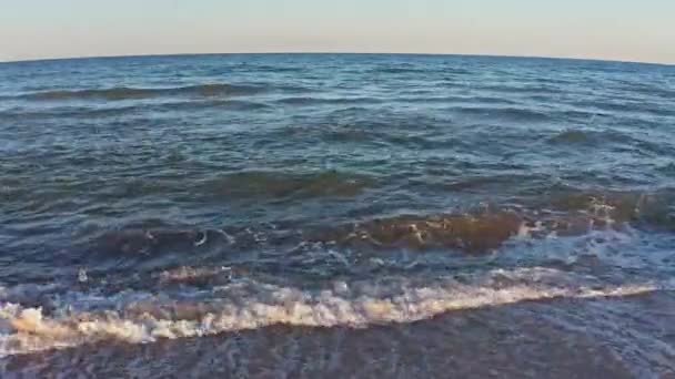 Krawędź morza w wieczornym słońcu — Wideo stockowe