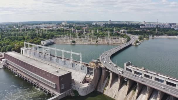 Prachtige natuur bij de rivier. Waterkrachtcentrale Dnjepr in Zaporozhye — Stockvideo