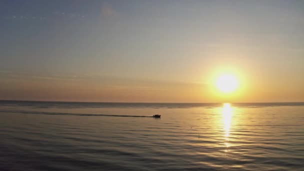 Sea waves on a beautiful sea in the morning — Stock Video