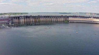 Nehir kenarındaki güzel doğa. Zaporozhye 'deki Dinyeper hidroelektrik santrali.