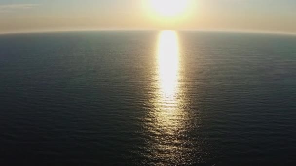 Ondas de mar en un hermoso mar por la mañana — Vídeo de stock