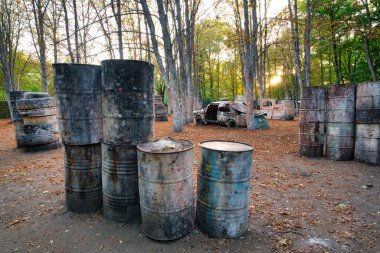 Paintball tabanında bir sürü eski yuvarlak fıçı var.