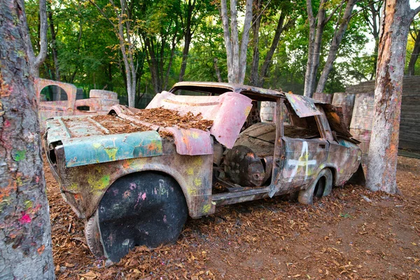 Stary zardzewiały i opuszczony samochód w bazie paintballowej — Zdjęcie stockowe
