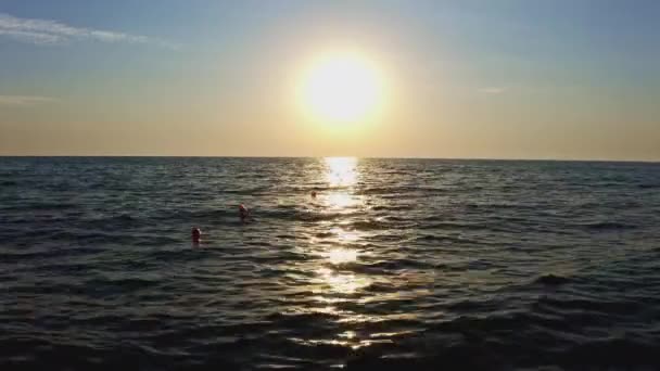 아침에 아름다운 바다에 밀려오는 바다 물결 — 비디오