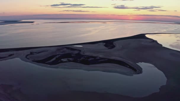 Îles insolites sur un lac brillant et coucher de soleil coloré — Video