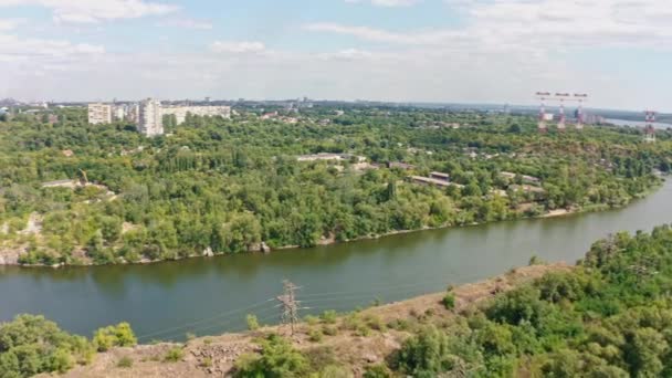 Bela natureza perto do rio. Central hidroeléctrica de Dnieper em Zaporozhye — Vídeo de Stock