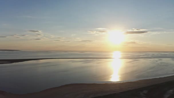 Parlak bir göl ve renkli bir günbatımında alışılmadık adalar — Stok video