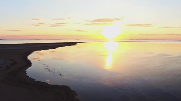 Ungewöhnliche Inseln auf einem brillanten See und farbenfroher Sonnenuntergang — Stockvideo