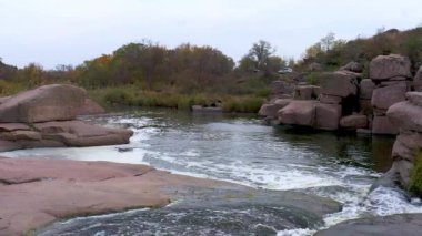 Yumuşak, karanlık ve ıslak taşların arasında hızlı bir dere.