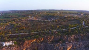 Ukrayna 'da küçük bir göl kenarında madencilik.