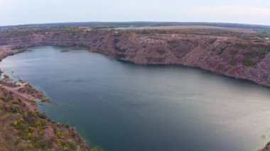 Sel basmış eski taş ocağı, doğal granit madenciliği alanı.