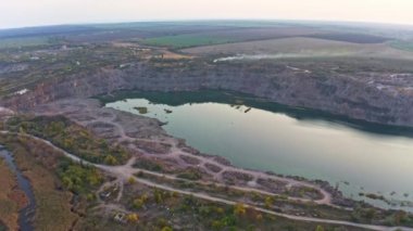 Sel basmış eski taş ocağı, doğal granit madenciliği alanı.