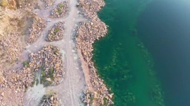 Büyük taşlarla çevrili taştan eski taşocağı.