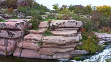 Ukrayna 'da akşam ışığında küçük hızlı şelale Kamenka