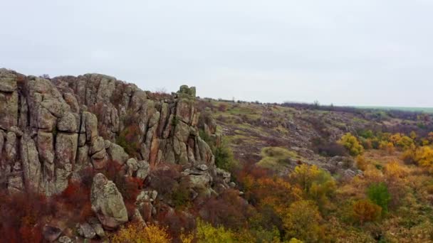 Aktovsky Canyon i Ukraina omgiven av höstträd och stora stenblock — Stockvideo
