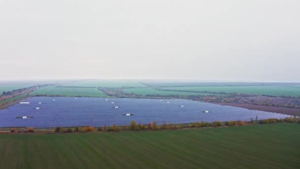 Large solar power plant on a picturesque green field in Ukraine — Stock Video