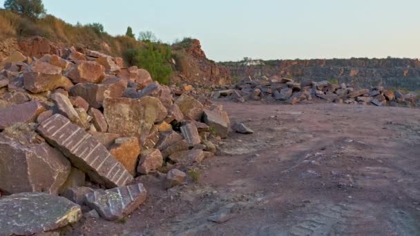 Há grandes montes de pedras no território da mina.. — Vídeo de Stock