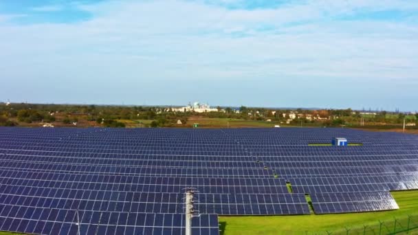 ウクライナの太陽光で再生可能エネルギー発電所を飛び越える — ストック動画
