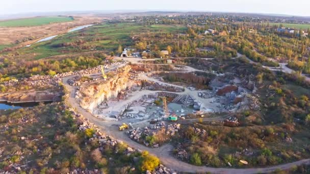 Minería cerca de un pequeño lago en la pintoresca Ucrania — Vídeos de Stock