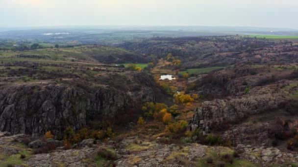 Aktovsky Canyon in Ucraina circondato da alberi autunnali e grandi massi di pietra — Video Stock