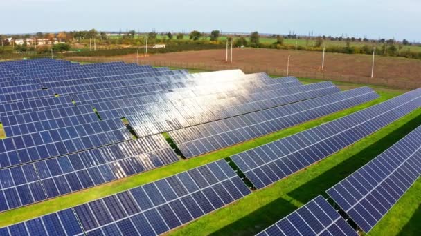 Большая солнечная электростанция на живописном зеленом поле Украины — стоковое видео