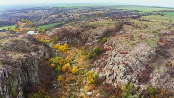 Canyon Aktovsky en Ukraine entouré d'arbres d'automne et de gros blocs de pierre — Video