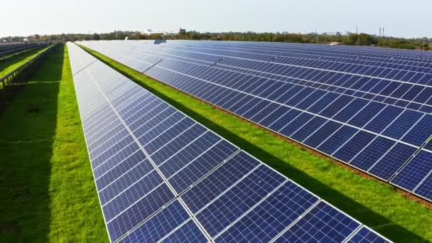 Volar sobre una planta de energía solar renovable con sol en Ucrania — Vídeo de stock