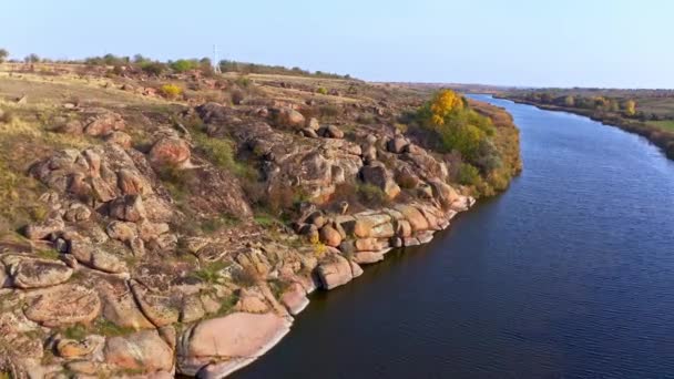 Um fluxo que flui entre pedras enormes na pitoresca Ucrânia — Vídeo de Stock