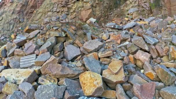 Un grand nombre de rochers se trouvent dans des tas énormes sur un terrain sec — Video