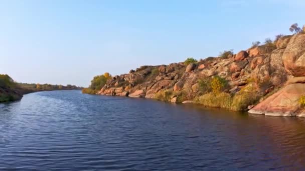 Un ruisseau coulant parmi d'énormes pierres dans l'Ukraine pittoresque — Video