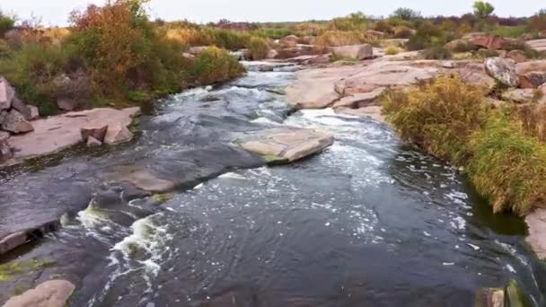 Liten snabb vattenfall Kamenka på kvällen ljus i Ukraina — Stockvideo