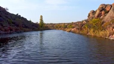 Resimli Ukrayna 'da büyük taşların arasında akan bir dere.
