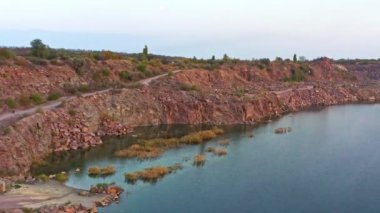 Büyük taşlarla çevrili taştan eski taşocağı.