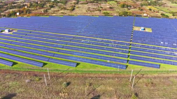 Grote zonnecentrale op een pittoresk groen veld in Oekraïne — Stockvideo