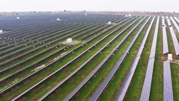 Überflug eines erneuerbaren Solarkraftwerks mit Sonne in der Ukraine — Stockvideo