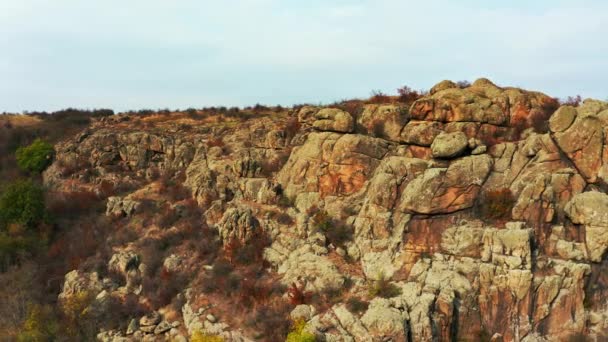 Aktovský kaňon na Ukrajině obklopený podzimními stromy a velkými kamennými balvany — Stock video