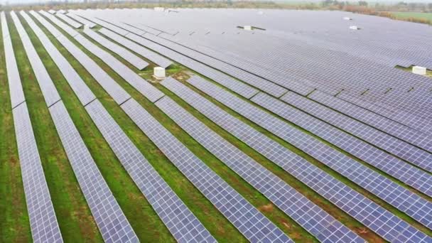 Grande usina de energia solar em um pitoresco campo verde na Ucrânia — Vídeo de Stock