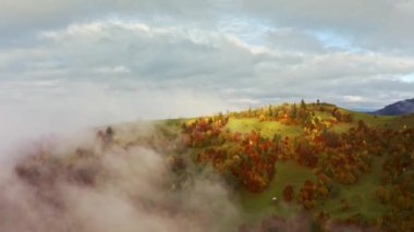 Mavi gökyüzünde uçmak Dağların üzerinde bulutlarla