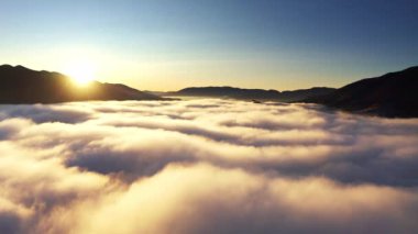 Gri sis dağ korkuluklarını kapladı