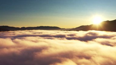 Gri sis dağ korkuluklarını kapladı