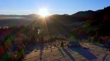 Ukrayna 'daki Karpat Dağları' nın güzel dağ vadisinde Dzembronya köyünde küçük bir köy.