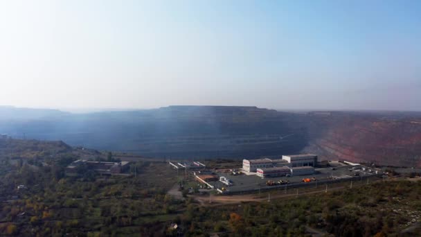 Vista aérea do edifício de gestão perto de uma enorme pedreira na fábrica de mineração do sul na Ucrânia — Vídeo de Stock