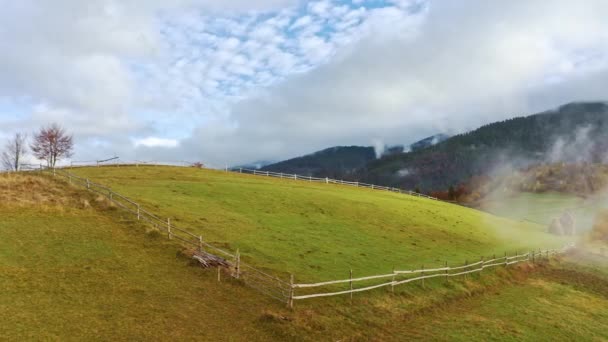 Flyg genom blå himmel med moln över berg — Stockvideo