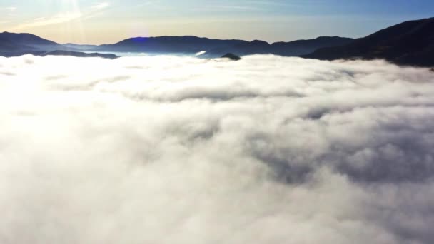 灰蒙蒙的薄雾笼罩着山岗 — 图库视频影像