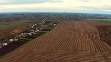 Yeşil boş bir tarlanın üzerinde uçuyor