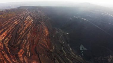 Büyük Belaz kamyonları maden fabrikasının dibinde, maden ocağı Ukrayna 'da